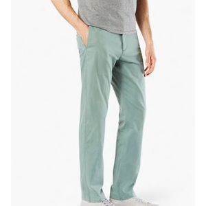 Men’s (32x33) Slim fit khakis